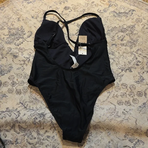 Cupshe Elegant Black One-Piece Swimsuit - Picture 5 of 5